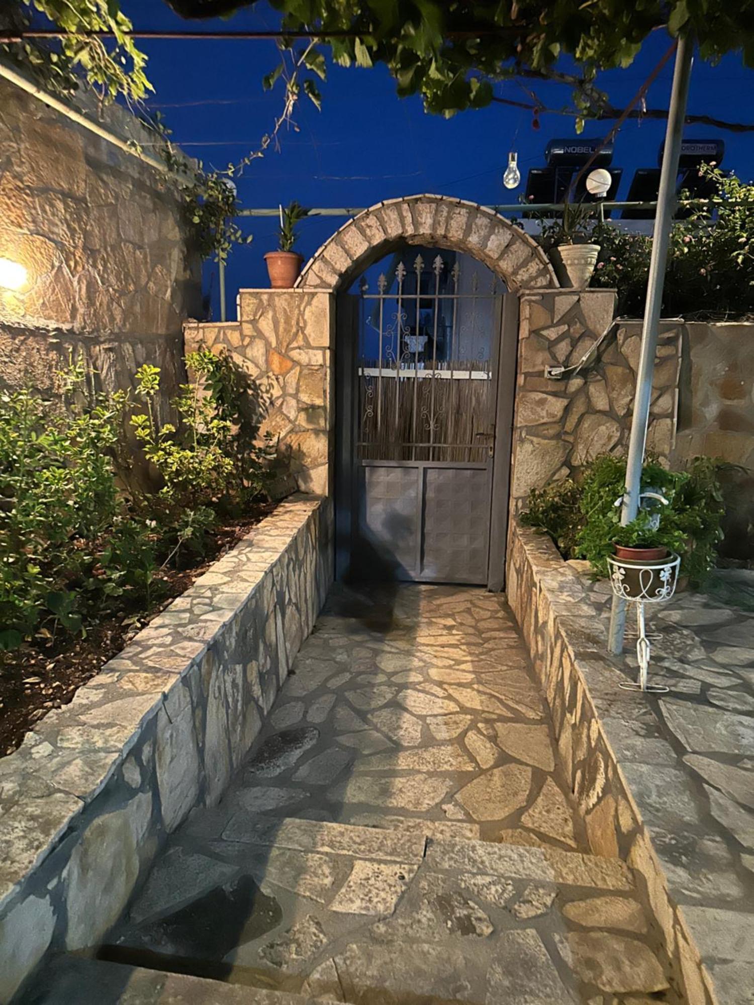 Vila Rapo Himare Bagian luar foto