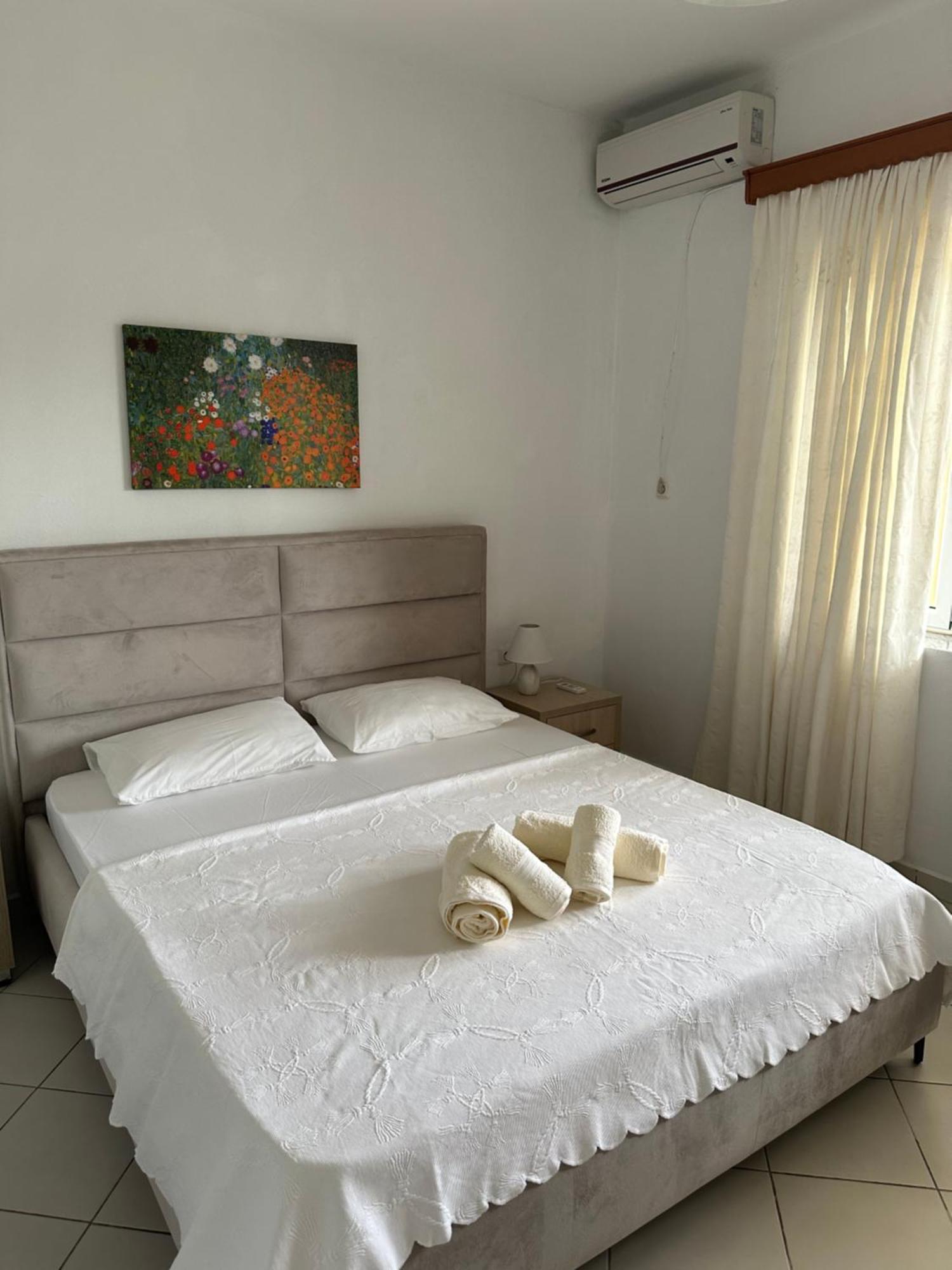 Vila Rapo Himare Bagian luar foto